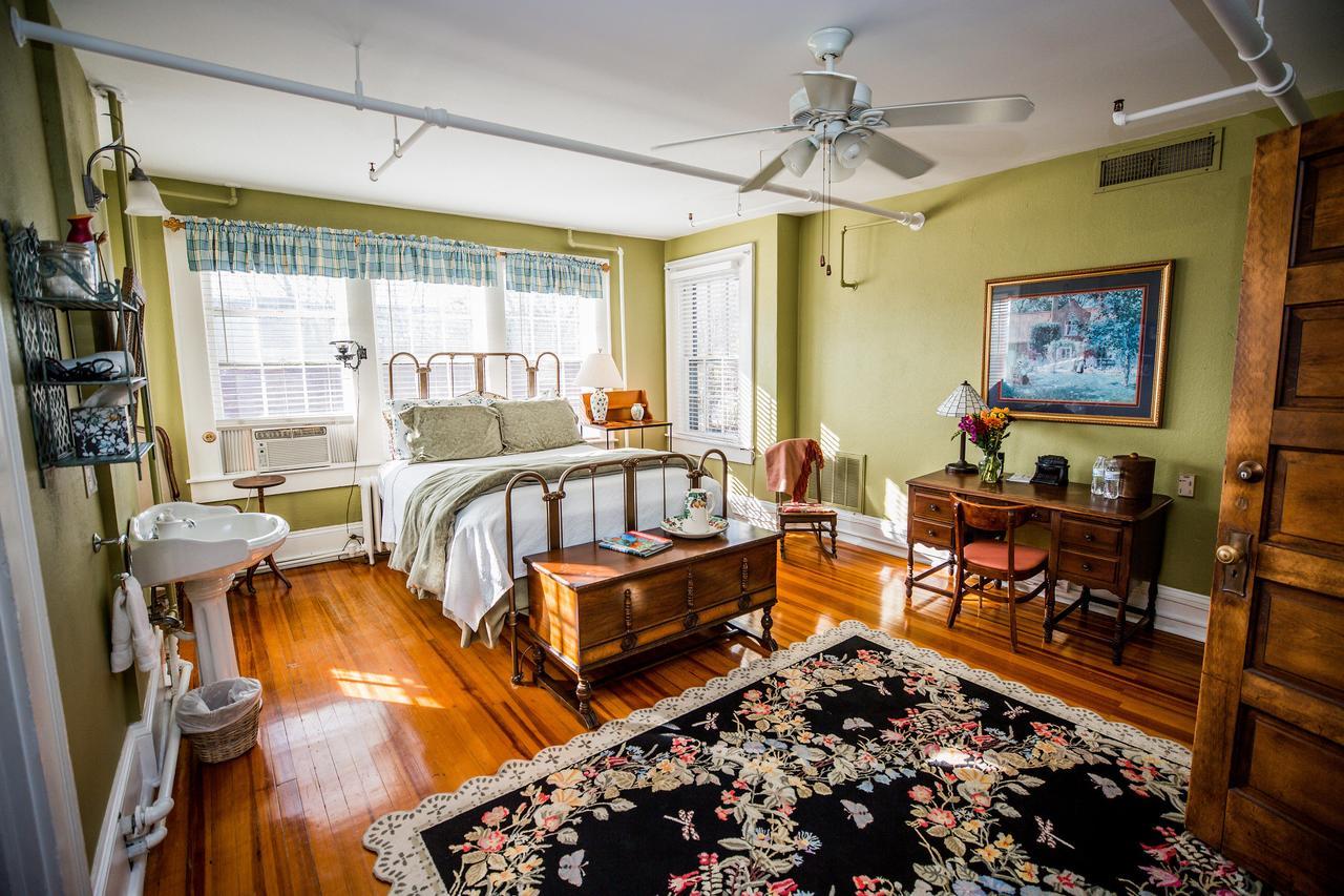 The Henderson Bed & Breakfast Hendersonville Exterior photo